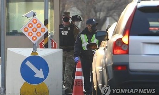 Các quan chức của Lực lượng Mỹ Hàn Quốc (USFK) kiểm tra các phương tiện tại cổng Trại Walker ở Daegu. Ảnh: Yonhap
