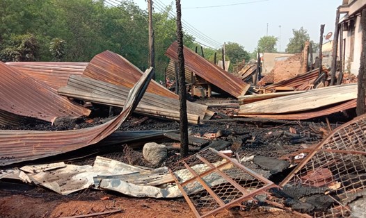 Cháy xưởng gỗ gây chết người ở Bình Phước. Ảnh: AX