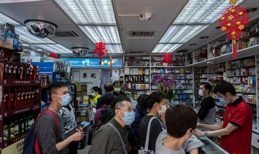 Một hiệu thuốc ở Hong Kong ngày 25.2. Ảnh: NYT
