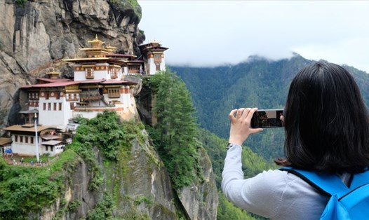 Khách du lịch sững sờ trước vẻ đẹp của Bhutan. Ảnh: LQ