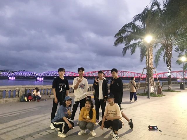 Các thành viên nhóm nhảy Huế Crew