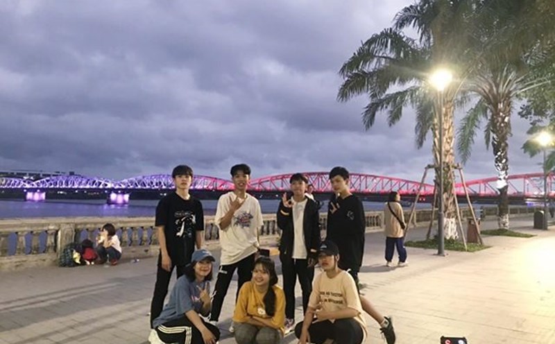 Các thành viên nhóm nhảy Huế Crew