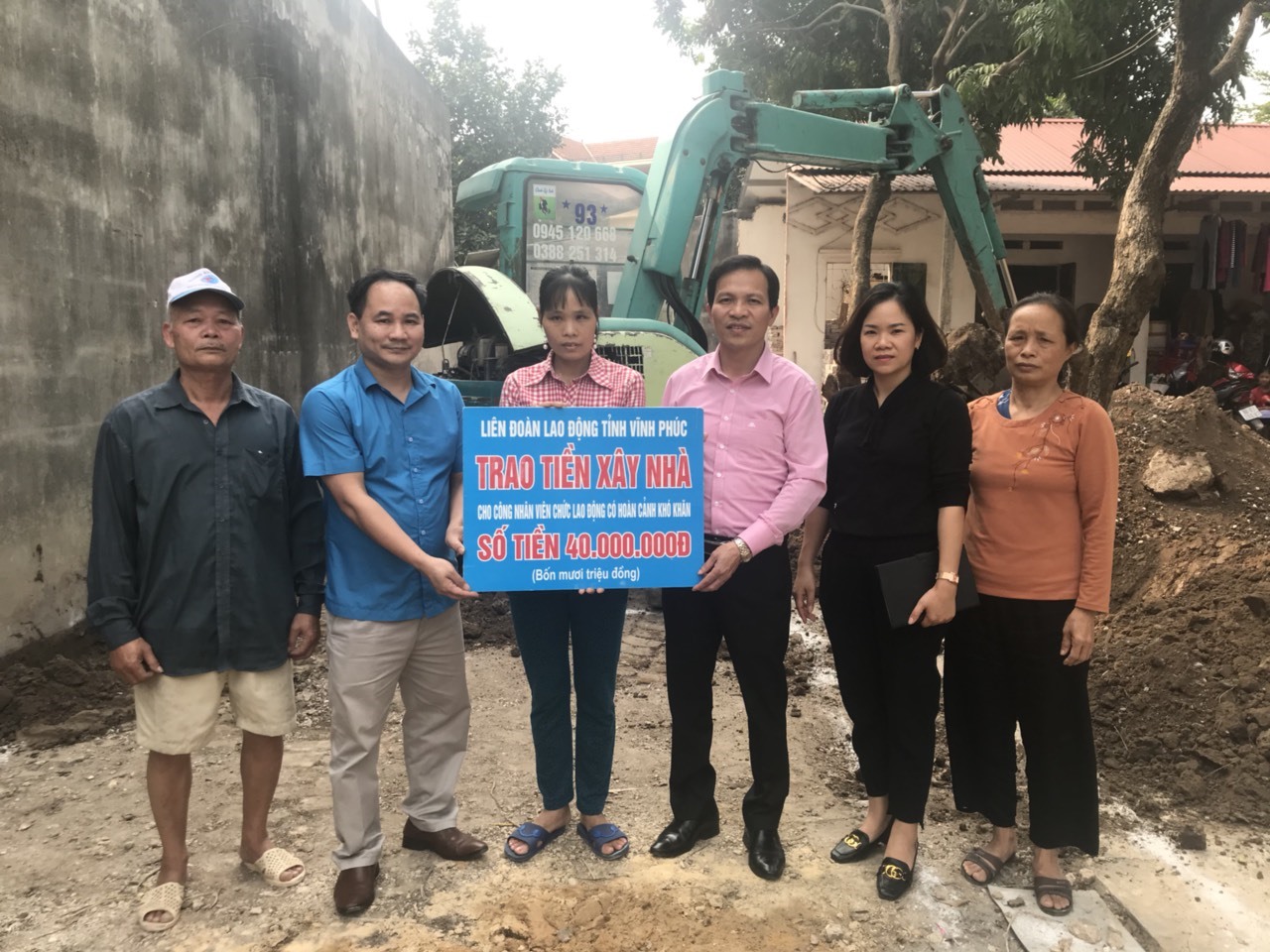 Đồng chí Đỗ Ngọc Anh - Phó chủ tịch Liên đoàn Lao động tỉnh Vĩnh Phúc- trao tiền hỗ trợ cho đoàn viên.
