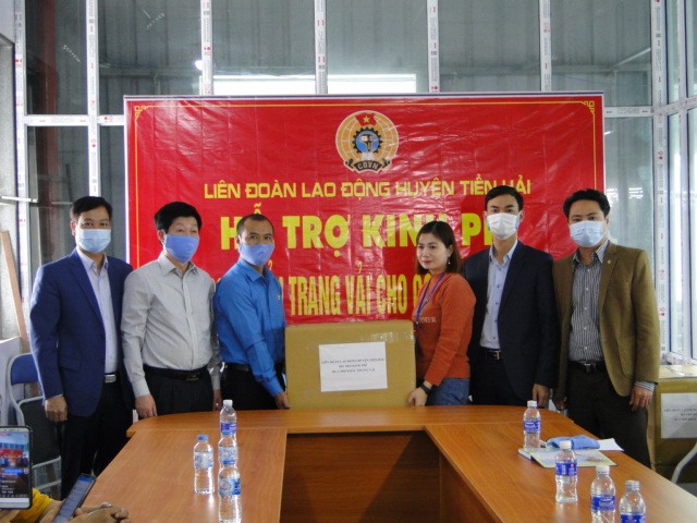 Liên đoàn Lao động huyện Tiền Hải hỗ trợ kinh phí mua khẩu trang vải cho người lao động.