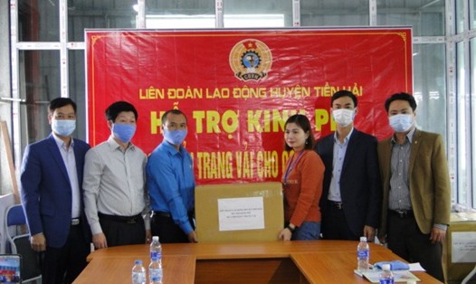 Liên đoàn Lao động huyện Tiền Hải hỗ trợ kinh phí mua khẩu trang vải cho người lao động.