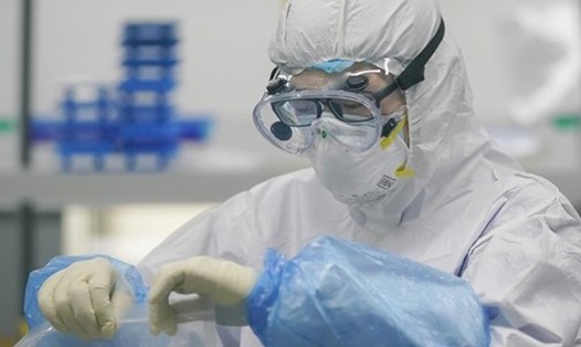 Nhân viên y tế làm xét nghiệm axit nucleic ở một bệnh viện Vũ Hán. Ảnh: Tân Hoa Xã.