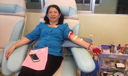 Bà Trương Thị Minh Thu - Chủ tịch Công đoàn ngành Y tế TP.Cần thơ tham gia hiến máu. Ảnh: Thành Nhân