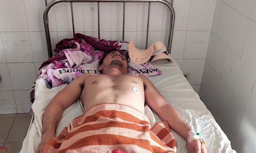 Anh Tín đang nằm tại Bệnh viện Đa khoa Trung ương Cần Thơ, hoàn cảnh khó khăn không tiền điều trị. Ảnh: Thành Nhân