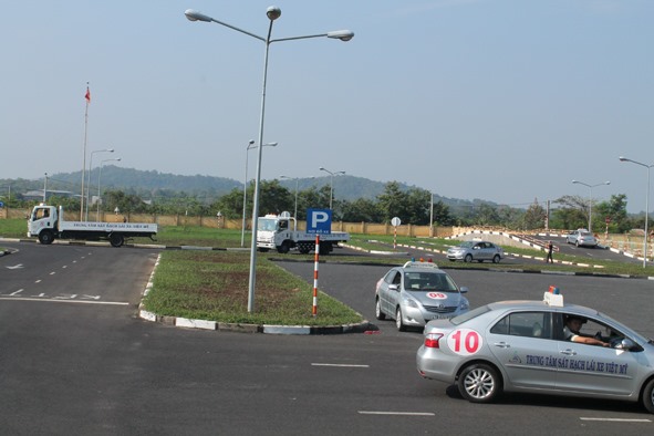 Nhiều người ở khu vực Tây Nguyên đổ xô đi học lái xe vì thông tin thời gian và phí học lái xe ôtô sẽ tăng gấp nhiều lần so với trước. Ảnh: P.V