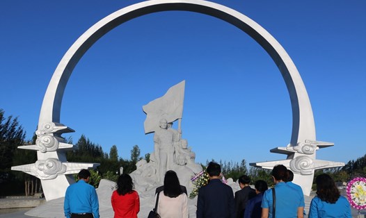 Đoàn công tác Liên hiệp Công đoàn Lào dâng hương tại Khu tưởng niệm Chiến sĩ Gạc Ma (Khánh Hòa) . Ảnh: Phương Linh