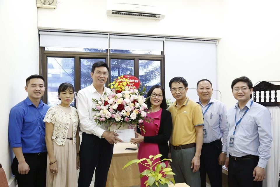 CĐ Tổng Công ty Hàng không Việt Nam chúc mừng 
Trạm Y tế Tổng Công ty. Ảnh: CĐ TCT