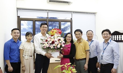 CĐ Tổng Công ty Hàng không Việt Nam chúc mừng 
Trạm Y tế Tổng Công ty. Ảnh: CĐ TCT