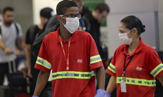 Nhân viên hàng không đeo khẩu trang ở sân bay Sao Paolo, Brazil ngày 26.2.2020. Ảnh: AP