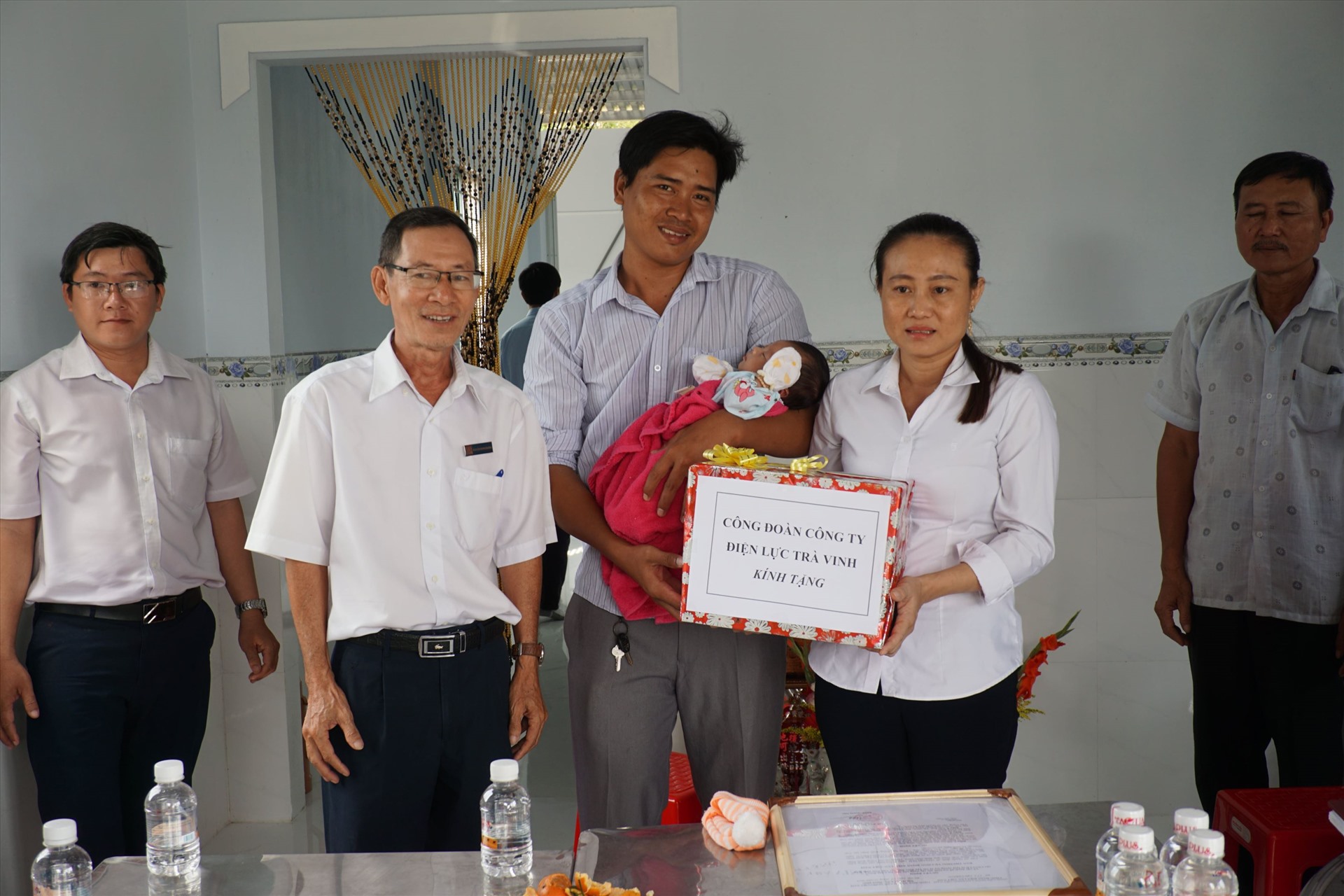 Công đoàn Điện lực Trà Vinh trao hỗ trợ cho đoàn viên khó khăn. Ảnh: Đ.L