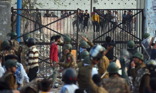 Ít nhất 27 người chết trong vụ bạo lực tồi tệ nhất ở New Delhi trong hàng thập kỷ qua. Ảnh: Time