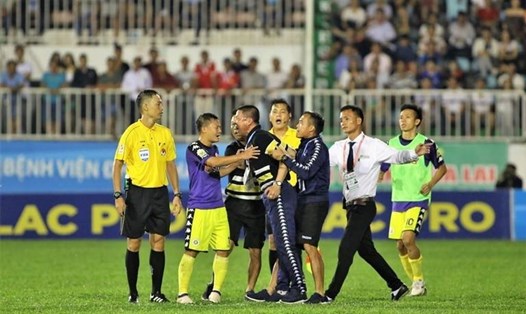 Trọng tài Ngô Duy Lân bị câu lạc bộ Hà Nội phản ứng tại tứ kết Cúp Quốc gia 2018. Ảnh: Đ.V