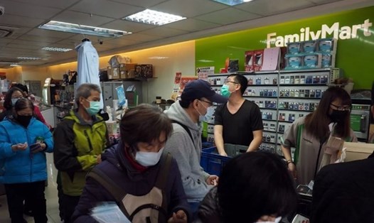 Người dân Đài Loan xếp hàng mua khẩu trang tại một cửa hàng tiện lợi ở Đài Bắc. Ảnh: EPA.