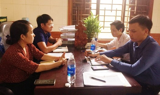 Cán bộ CĐ các KKT tỉnh Hà Tĩnh tuyên truyền thu kinh phí Công đoàn tại Công ty TNHH Vạn Thái An. Ảnh: CĐ