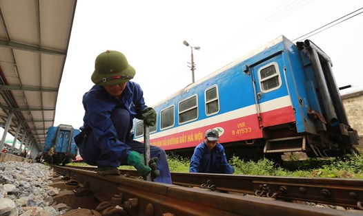 Bảo trì duy tu đường sắt. Ảnh Hải Nguyễn