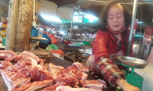 Bà Lê Thị Bảy (Mai Dịch, Cầu Giấy, Hà Nội) cho biết, trong khi giá lợn tại miền Nam tăng thì giá tại miền Bắc đang ổn định 3 hôm nay. Ảnh: Kh.V