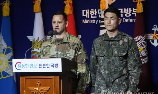 Đại tá Lee Peters (trái), Giám đốc quan hệ công chúng của Bộ tư lệnh Lực lượng phối hợp và Đại tá Kim Hin-rak (phải), Phát ngôn viên của Hội đồng Tham mưu trưởng Liên quân Hàn Quốc.