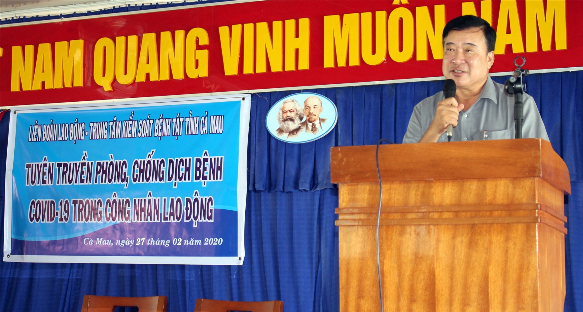 Chủ tịch LĐLĐ tỉnh Cà Mau Võ Thanh Tòng phát biểu với công nhân tại buổi tuyên truyền phòng chống dịch bệnh COVID-19 (ảnh Nguyễn Bảo)
