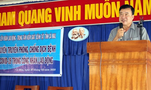 Chủ tịch LĐLĐ tỉnh Cà Mau Võ Thanh Tòng phát biểu với công nhân tại buổi tuyên truyền phòng chống dịch bệnh COVID-19 (ảnh Nguyễn Bảo)