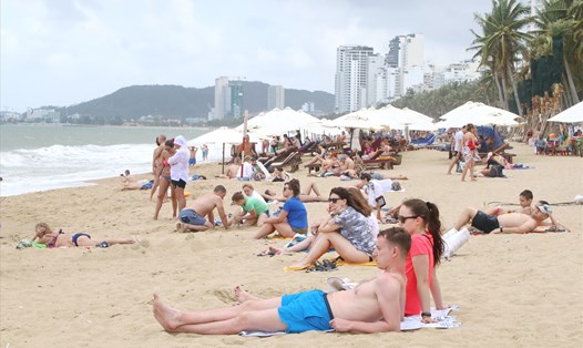 Khí hậu ôn hòa, bãi biển đẹp thu hút đông du khách đến với Nha Trang- Khánh Hòa. Ảnh: P.Linh