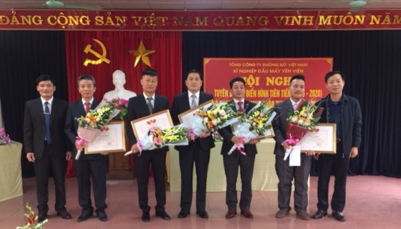Các đồng chí Mai Thành Phương - Chủ tịch Công đoàn Đường sắt Việt Nam và Trịnh Xuân Thái - Bí thư Đảng ủy, Giám đốc Xí nghiệp Đầu máy Yên Viên trao Bằng khen Công đoàn Đường sắt Việt Nam cho cá nhân đạt thành tích xuất sắc trong phong trào thi đua . Ảnh:H.Đ