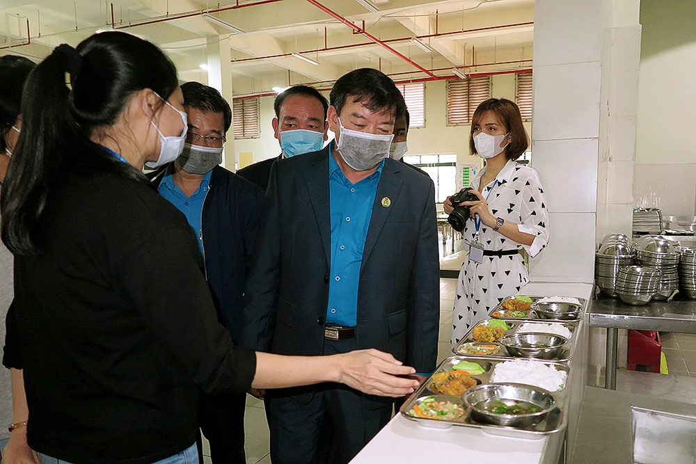 Đoàn kiểm tra công tác phòng dịch tại nhà ăn ca của công ty.