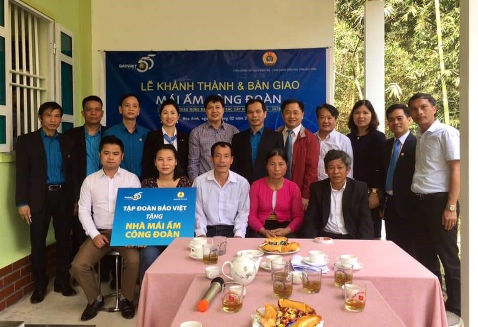 Công đoàn Viên chức tỉnh Hòa Bình phối hợp với Công đoàn Tập đoàn Bảo Việt bàn giao nhà “Mái ấm Công đoàn” cho đồng chí Đinh Công Cường.