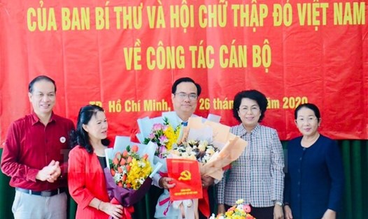 Lãnh đạo Trung ương Hội Chữ thập đỏ Việt Nam trao quyết định và chúc mừng ông Vũ Thanh Lưu. Ảnh VGP