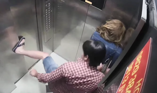 Người đàn ông liên tiếp có hành vi đấm, đá cô gái trong thang máy. Ảnh: chụp màn hình.