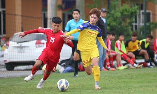Đội tuyển nữ Việt Nam với sức trẻ đã có trận đấu khá cân bằng với U15 Hà Nội. Ảnh: HOÀI THU