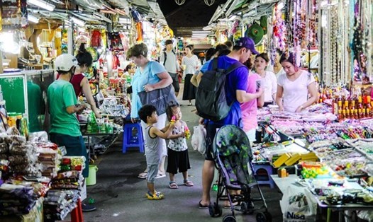 Chợ đêm ở Nha Trang thu hút nhiều du khách nước ngoài. Ảnh: LĐ