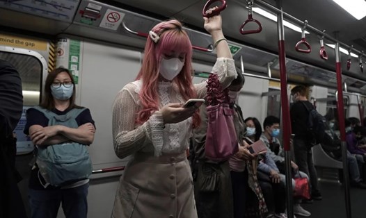 Hành khách đeo khẩu trang trên tàu điện ngầm Hong Kong. Ảnh: AP