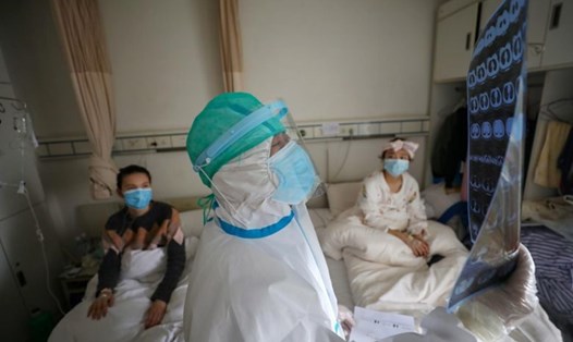 Một nhân viên y tế xem ảnh chụp CT tại phòng bệnh ở bệnh viện chữ thập đỏ Vũ Hán. Ảnh: Reuters.
