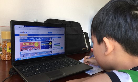 Học sinh Đắk Nông tự học tập tại nhà thông qua mạng. Ảnh: LX