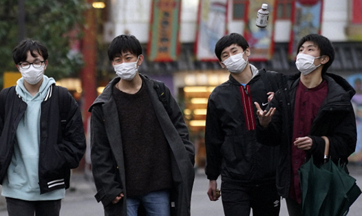 Học sinh Nhật Bản đeo khẩu trang phòng chống COVID-19. Ảnh: AP