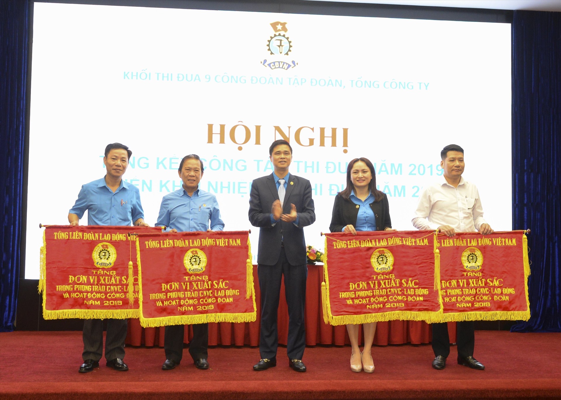 Phó Chủ tịch Tổng LĐLĐVN Ngọ Duy Hiểu (giữa ảnh) trao Cờ thi đua của Tổng LĐLĐVN cho các đơn vị. Ảnh: Đắc Cường