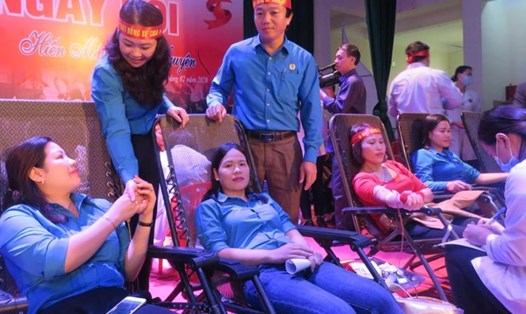 Bà Lê Thị Hải Yến - Phó Chủ tịch LĐLĐ tỉnh Hà Tĩnh bắt tay động viên cán bộ công đoàn, CNVCLĐ tham gia hiến máu tình nguyện.