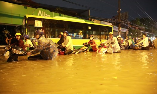 Đường Phan Huy Ích ngập nặng sau một trận mưa lớn.  Ảnh: Ngọc Tiến