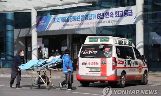 Một bệnh nhân phải chuyển từ Trung tâm Y tế Seoul sang một bệnh viện khác ngày 27.2, sau khi trung tâm này được chỉ định là nơi duy nhất điều trị COVID-19 ở Seoul. Ảnh: Yonhap