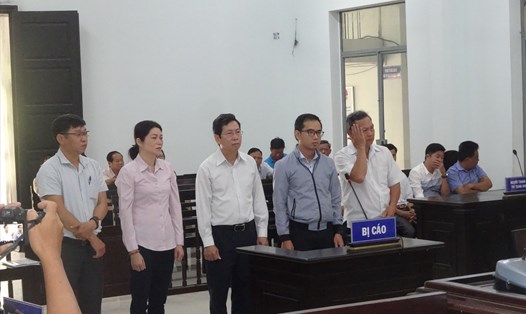 Bị cáo Lê Huy Toàn - Phó chủ tịch UBND TP Nha Trang, Khánh Hòa (giữa) trước vành móng ngựa.