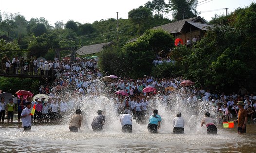 Người Thái ở Khổng Lào quan niệm, Then từ trên trời sẽ theo dòng nước suối Nậm Lùm xuống trần gian nên có tục té nước vào nhau để cầu may mắn. Ảnh: Thông Thiện