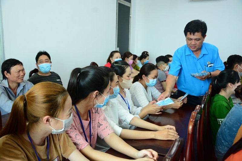 LĐLĐ Cà Mau tặng 1.500 khẩu trang y tế cho công nhân. Ảnh: Nhật Hồ
