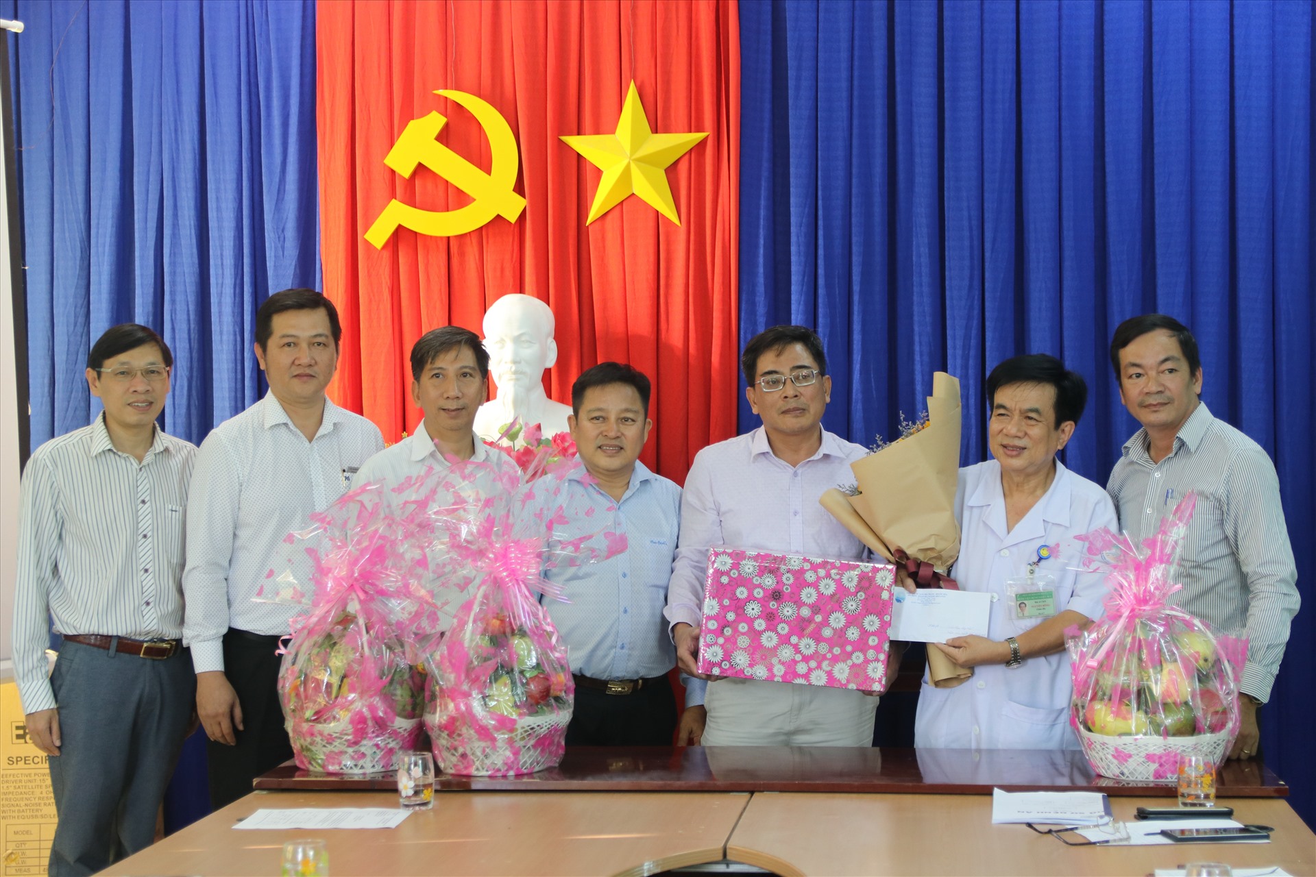 Hiệp hội du lịch Nha Trang- Khánh Hòa thăm, tặng quà động viên đội ngũ y bác sĩ tuyến đầu chống dịch vì một thành phố an toàn. Ảnh: Phương Linh