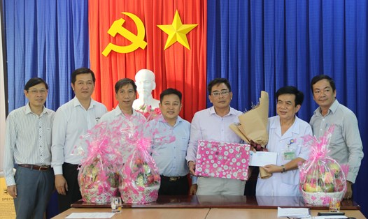 Hiệp hội du lịch Nha Trang- Khánh Hòa thăm, tặng quà động viên đội ngũ y bác sĩ tuyến đầu chống dịch vì một thành phố an toàn. Ảnh: Phương Linh