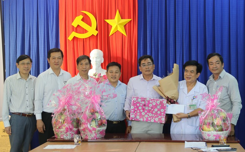 Hiệp hội du lịch Nha Trang- Khánh Hòa thăm, tặng quà động viên đội ngũ y bác sĩ tuyến đầu chống dịch vì một thành phố an toàn. Ảnh: Phương Linh