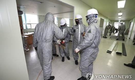 Quân đội Hàn Quốc thiết lập các khu vực và giường bệnh tại Bệnh viện Lực lượng Vũ trang tại thành phố Daegu để ứng phó với tình trạng gia tăng đột biến các bệnh nhân COVID-19 tại thành phố này. Ảnh: Yonhap